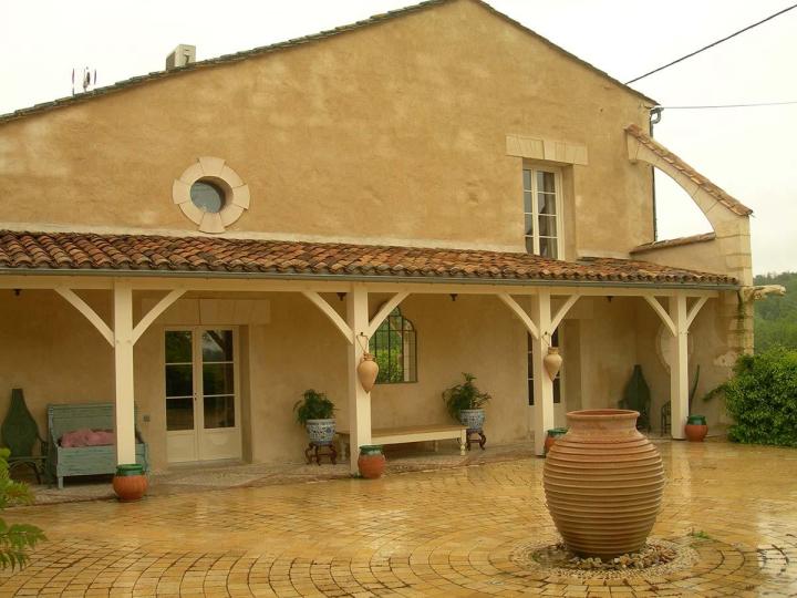 Nous nivelons les terrains pour de futurs aménagements extérieurs.